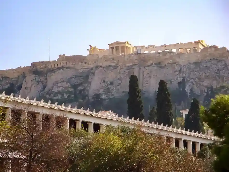 Long roof below Akropolis. Långt tak nedanför Akropolis.